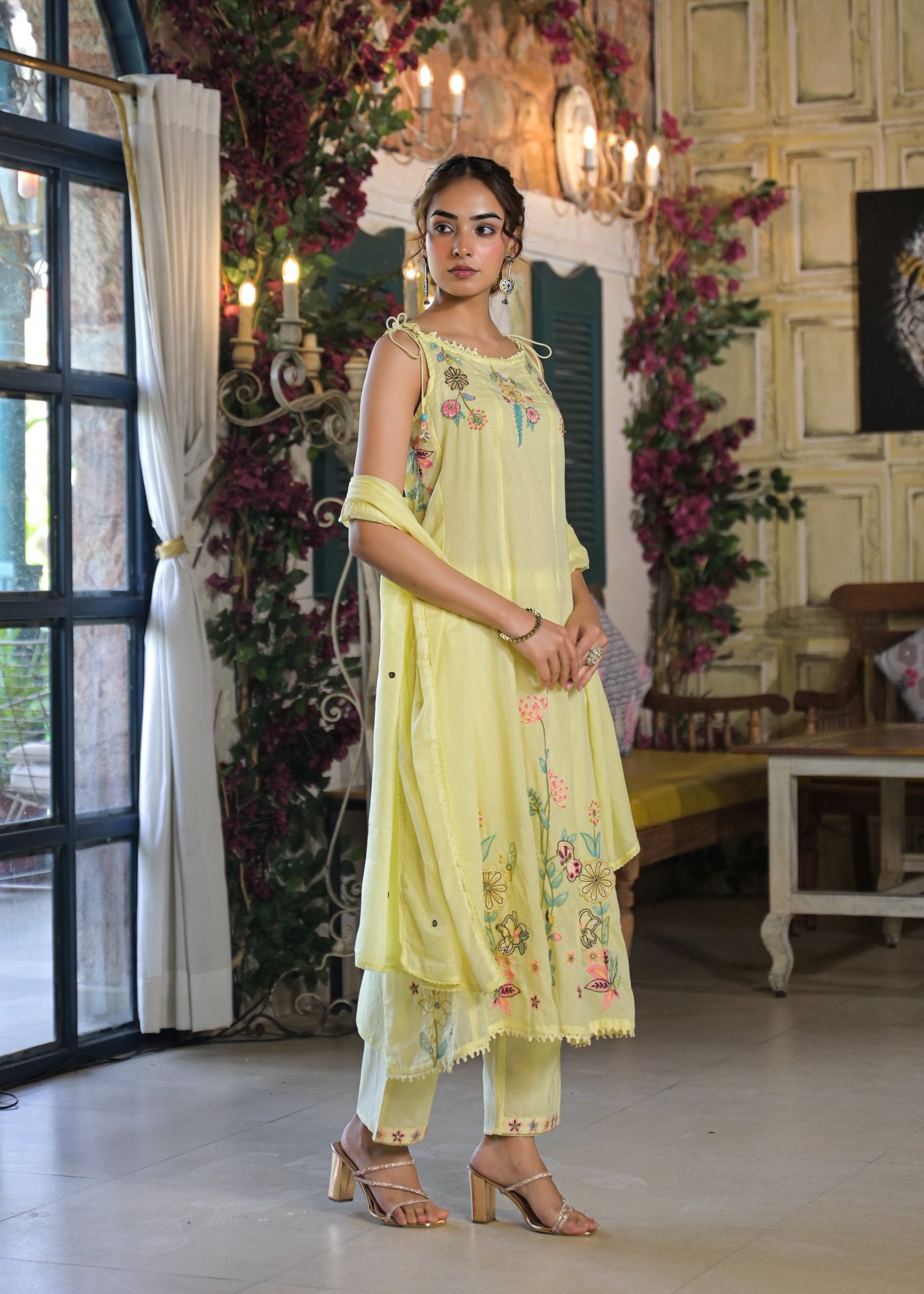 Women's Sleeveless/Spaghetti Embroidered 3-Piece Suit