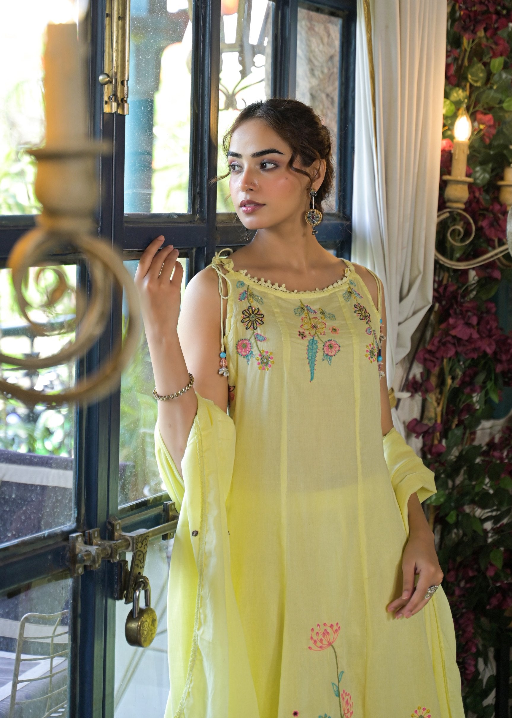 Women's Sleeveless/Spaghetti Embroidered 3-Piece Suit