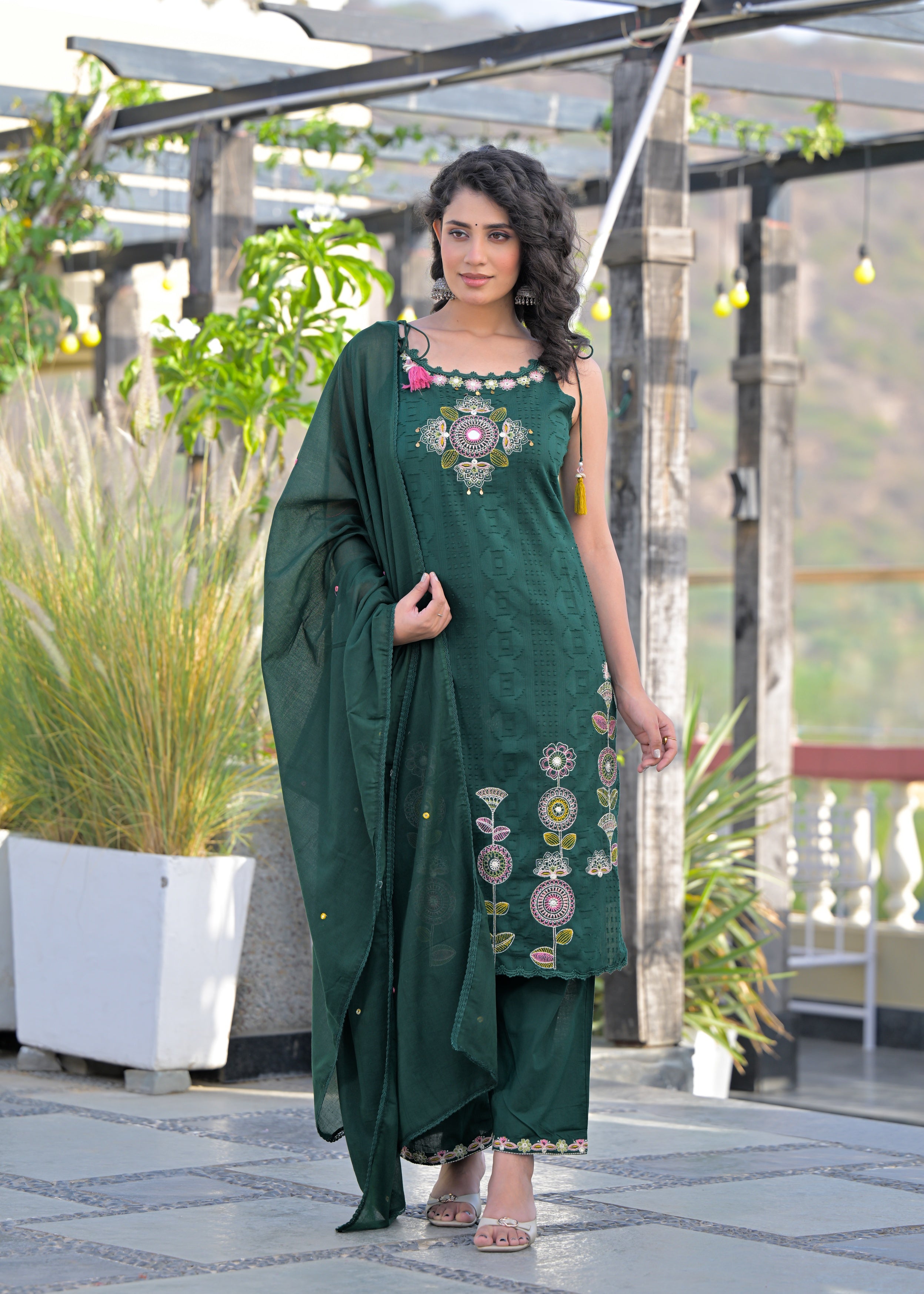 Women's Sleeveless/Spaghetti Embroidered 3-Piece Suit